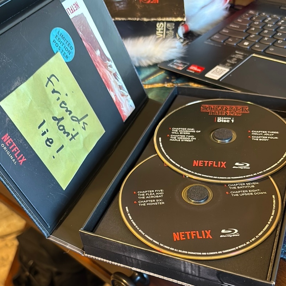 Netflix Stranger Things VHS Box Set - Black and Red - Picture 4 of 4